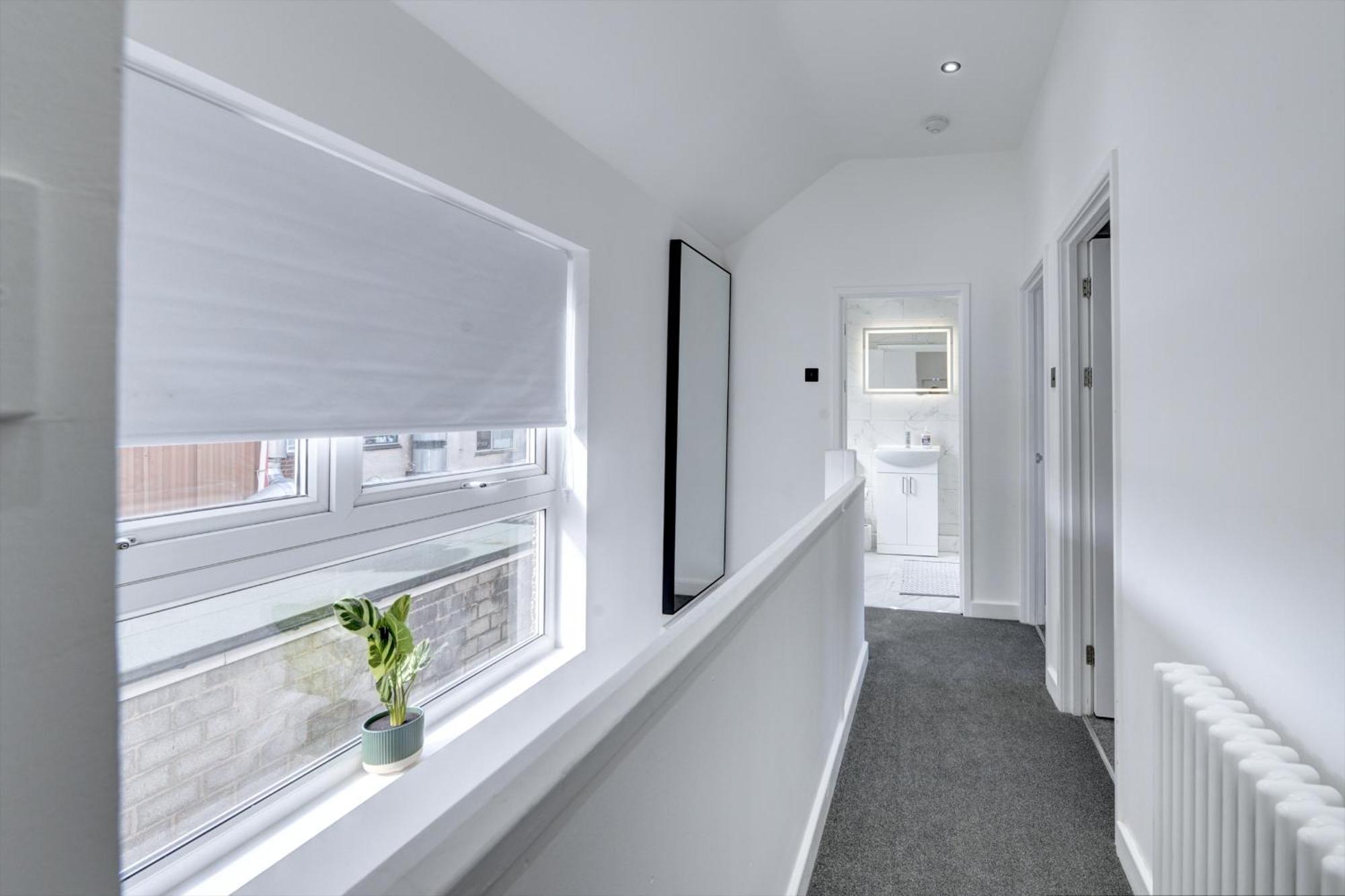 4 Bedrooms Homely House With Garden- Sleeps 9 Comfortably With 6 Comfortable Beds, Free Street Parking, Business Travellers, Contractors, & Holiday-Goers, Coventry, Near All Major Transport Links In Coventry And Motorway Екстер'єр фото