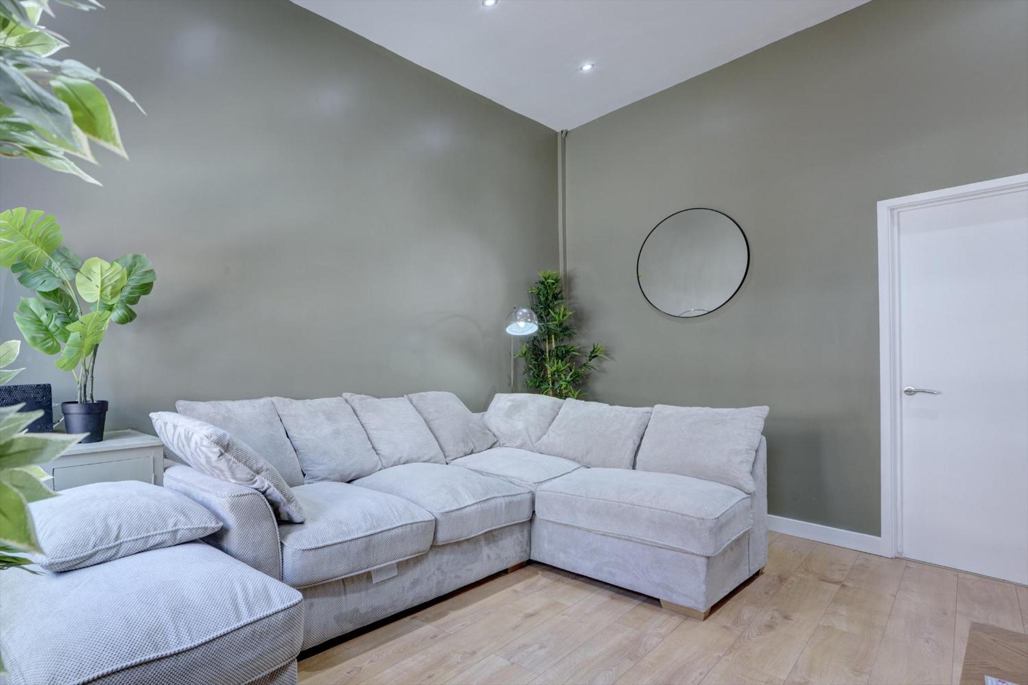 4 Bedrooms Homely House With Garden- Sleeps 9 Comfortably With 6 Comfortable Beds, Free Street Parking, Business Travellers, Contractors, & Holiday-Goers, Coventry, Near All Major Transport Links In Coventry And Motorway Екстер'єр фото
