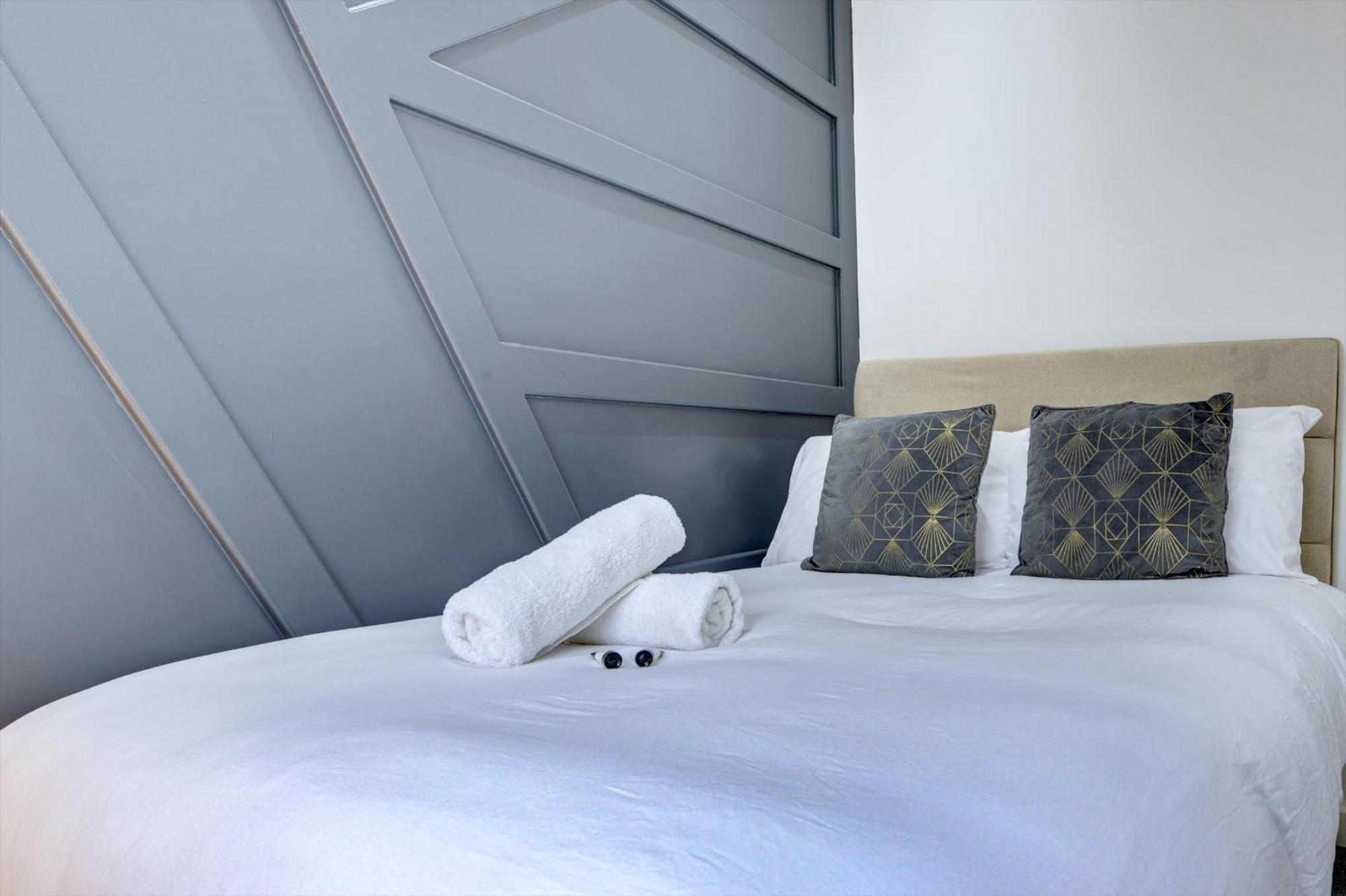 4 Bedrooms Homely House With Garden- Sleeps 9 Comfortably With 6 Comfortable Beds, Free Street Parking, Business Travellers, Contractors, & Holiday-Goers, Coventry, Near All Major Transport Links In Coventry And Motorway Екстер'єр фото