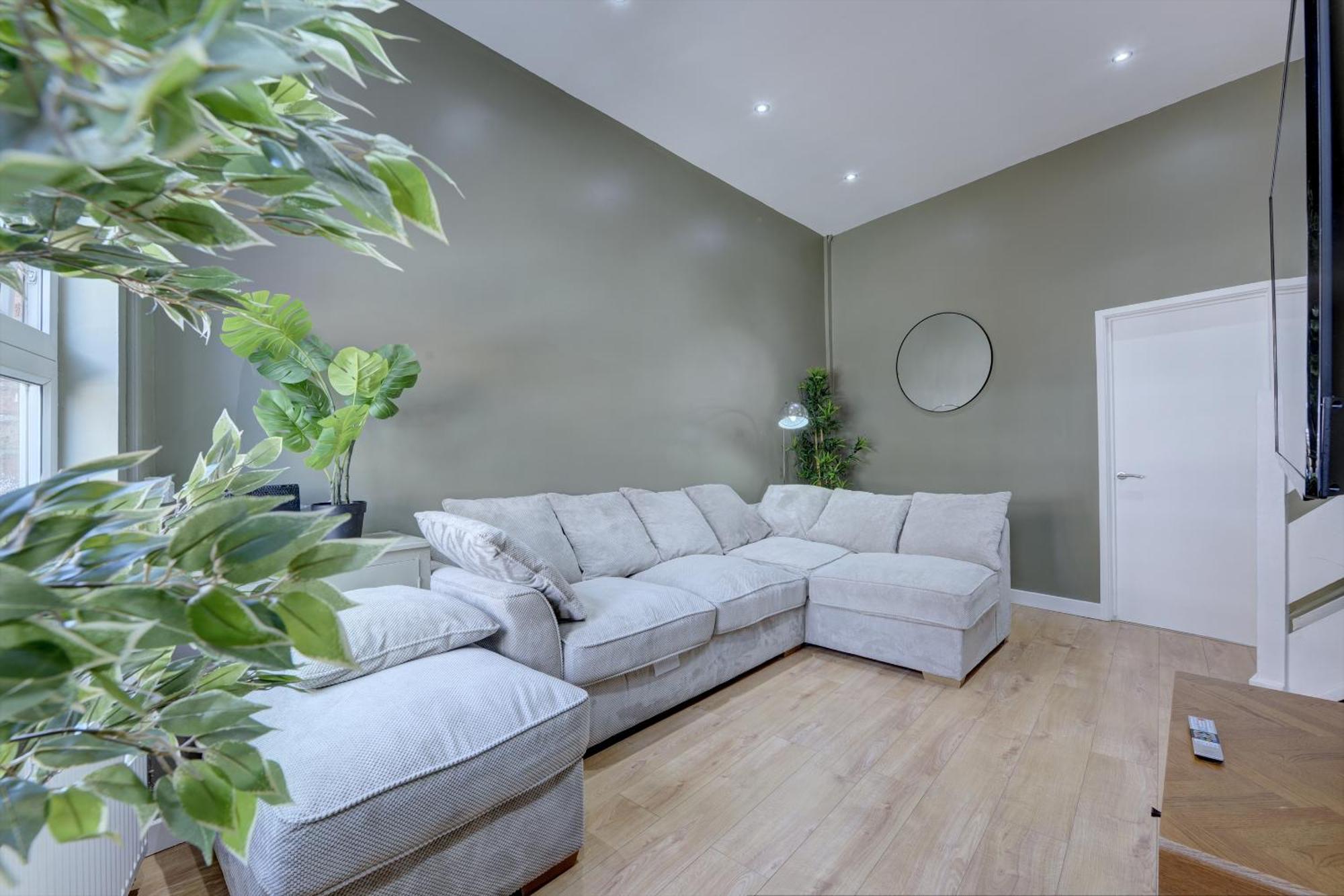4 Bedrooms Homely House With Garden- Sleeps 9 Comfortably With 6 Comfortable Beds, Free Street Parking, Business Travellers, Contractors, & Holiday-Goers, Coventry, Near All Major Transport Links In Coventry And Motorway Екстер'єр фото