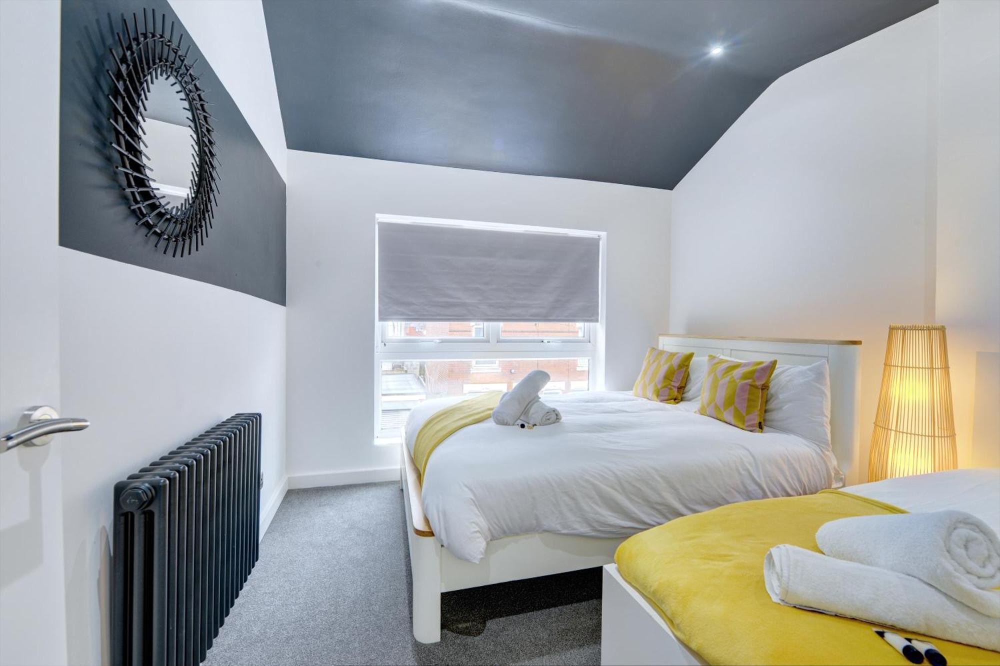 4 Bedrooms Homely House With Garden- Sleeps 9 Comfortably With 6 Comfortable Beds, Free Street Parking, Business Travellers, Contractors, & Holiday-Goers, Coventry, Near All Major Transport Links In Coventry And Motorway Екстер'єр фото