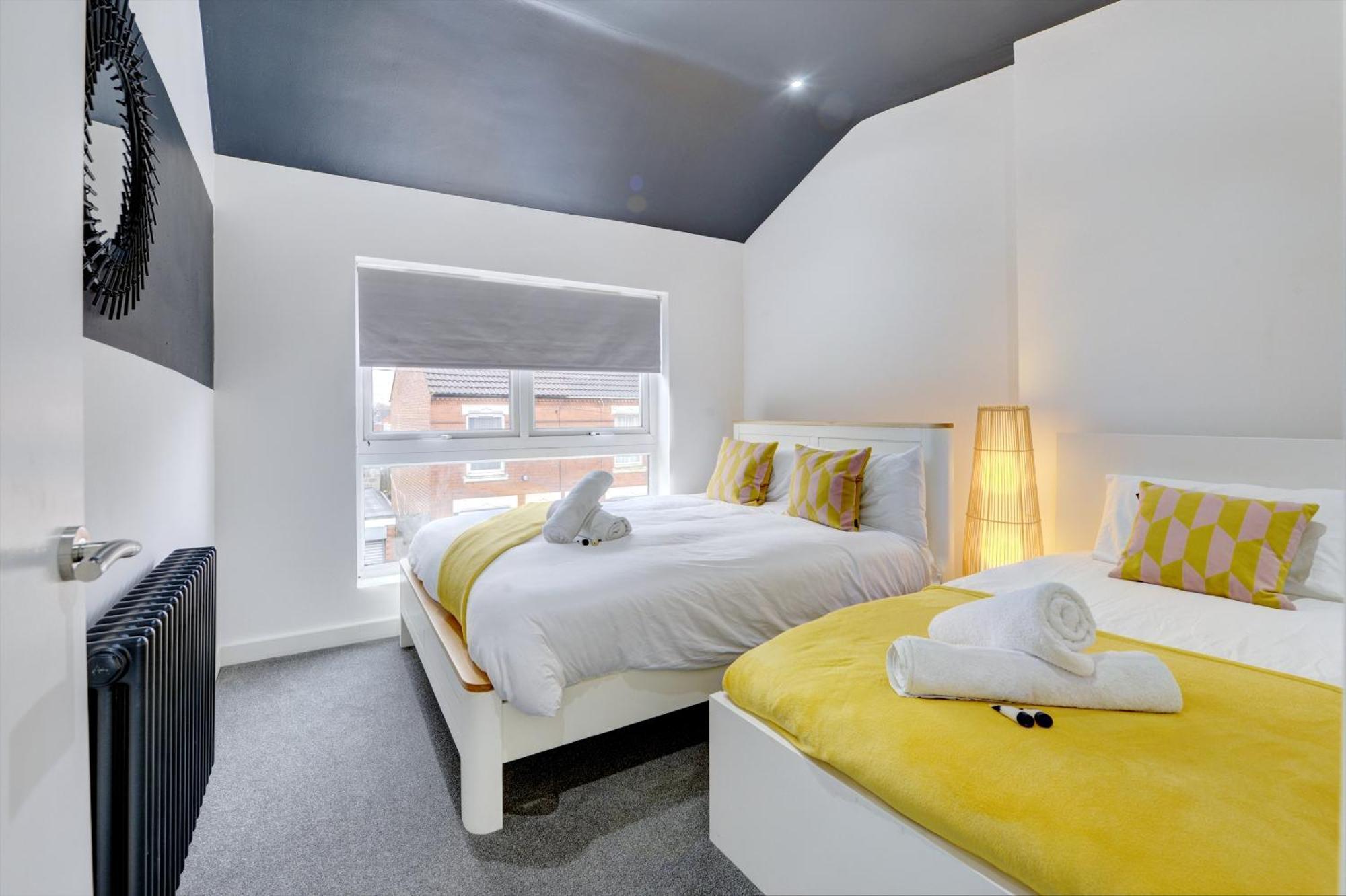 4 Bedrooms Homely House With Garden- Sleeps 9 Comfortably With 6 Comfortable Beds, Free Street Parking, Business Travellers, Contractors, & Holiday-Goers, Coventry, Near All Major Transport Links In Coventry And Motorway Екстер'єр фото
