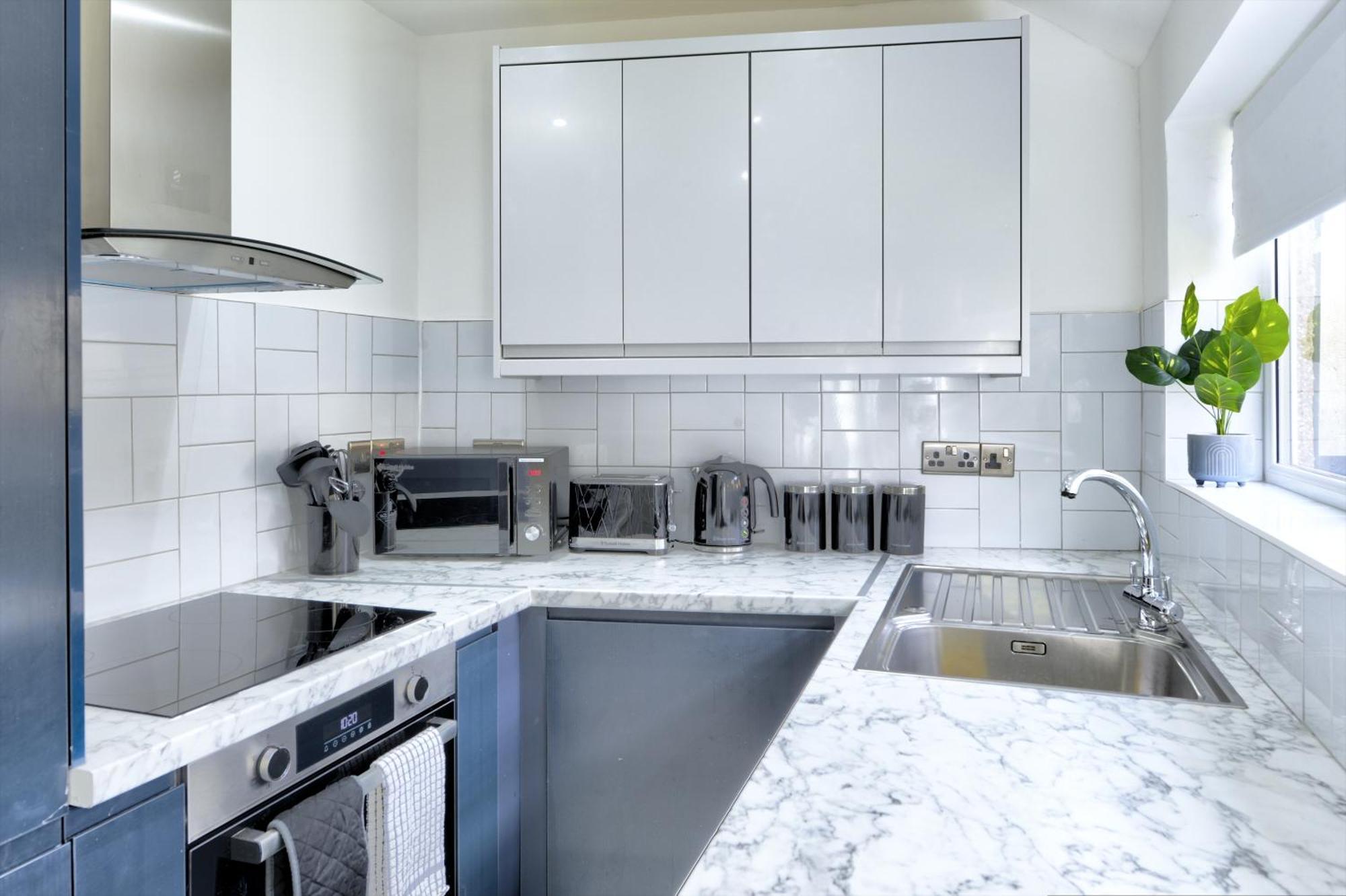 4 Bedrooms Homely House With Garden- Sleeps 9 Comfortably With 6 Comfortable Beds, Free Street Parking, Business Travellers, Contractors, & Holiday-Goers, Coventry, Near All Major Transport Links In Coventry And Motorway Екстер'єр фото