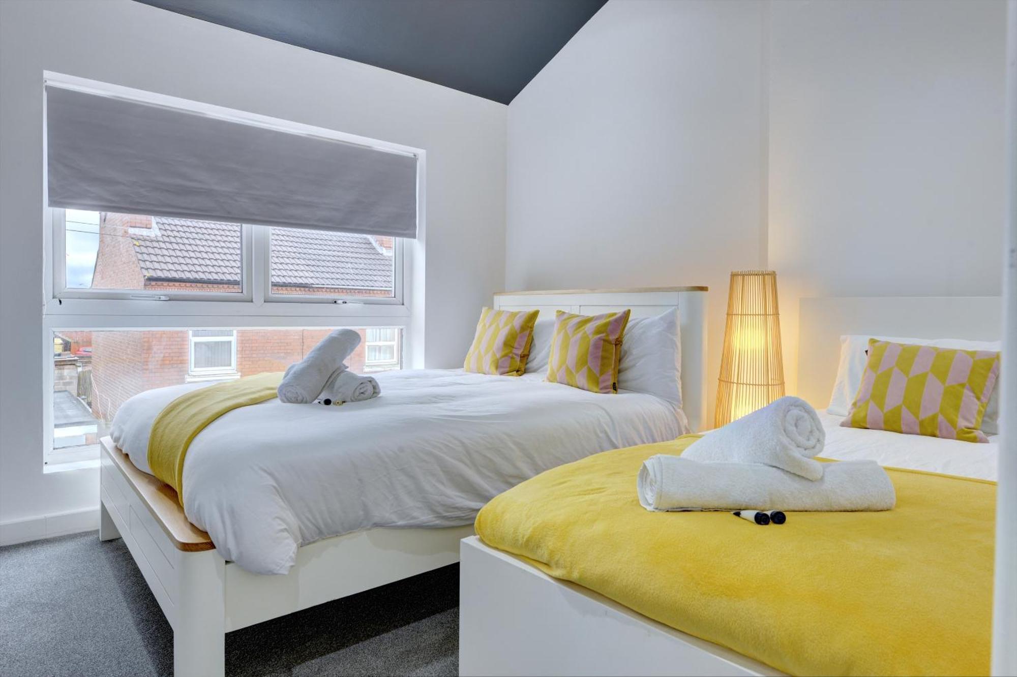 4 Bedrooms Homely House With Garden- Sleeps 9 Comfortably With 6 Comfortable Beds, Free Street Parking, Business Travellers, Contractors, & Holiday-Goers, Coventry, Near All Major Transport Links In Coventry And Motorway Екстер'єр фото