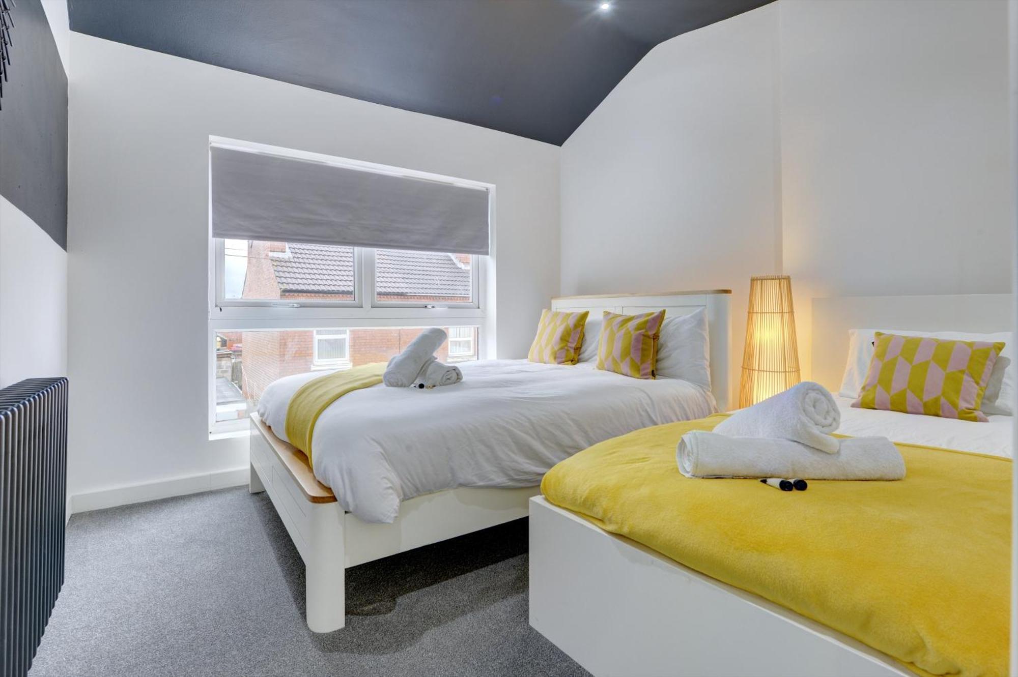 4 Bedrooms Homely House With Garden- Sleeps 9 Comfortably With 6 Comfortable Beds, Free Street Parking, Business Travellers, Contractors, & Holiday-Goers, Coventry, Near All Major Transport Links In Coventry And Motorway Екстер'єр фото