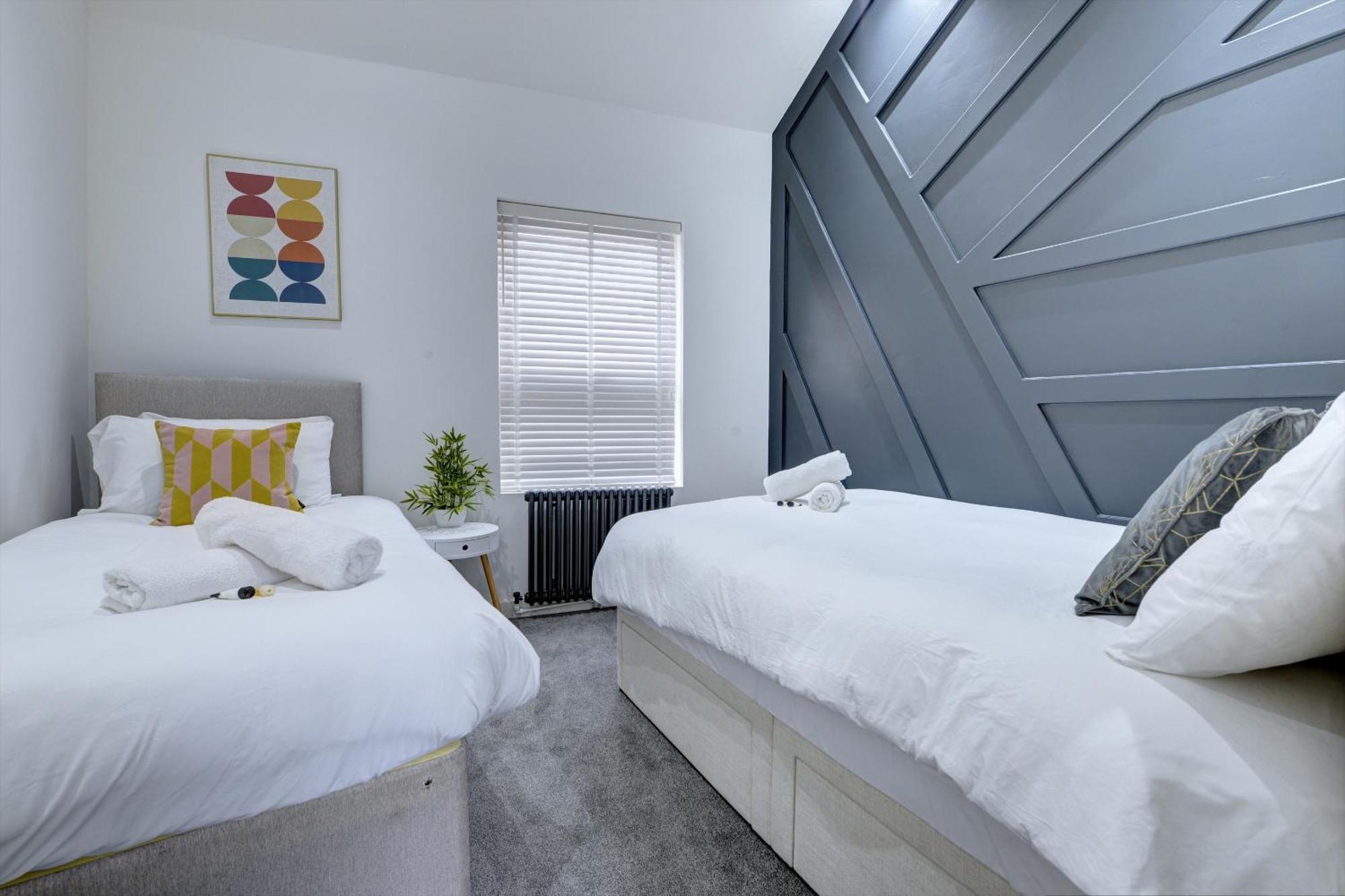 4 Bedrooms Homely House With Garden- Sleeps 9 Comfortably With 6 Comfortable Beds, Free Street Parking, Business Travellers, Contractors, & Holiday-Goers, Coventry, Near All Major Transport Links In Coventry And Motorway Екстер'єр фото