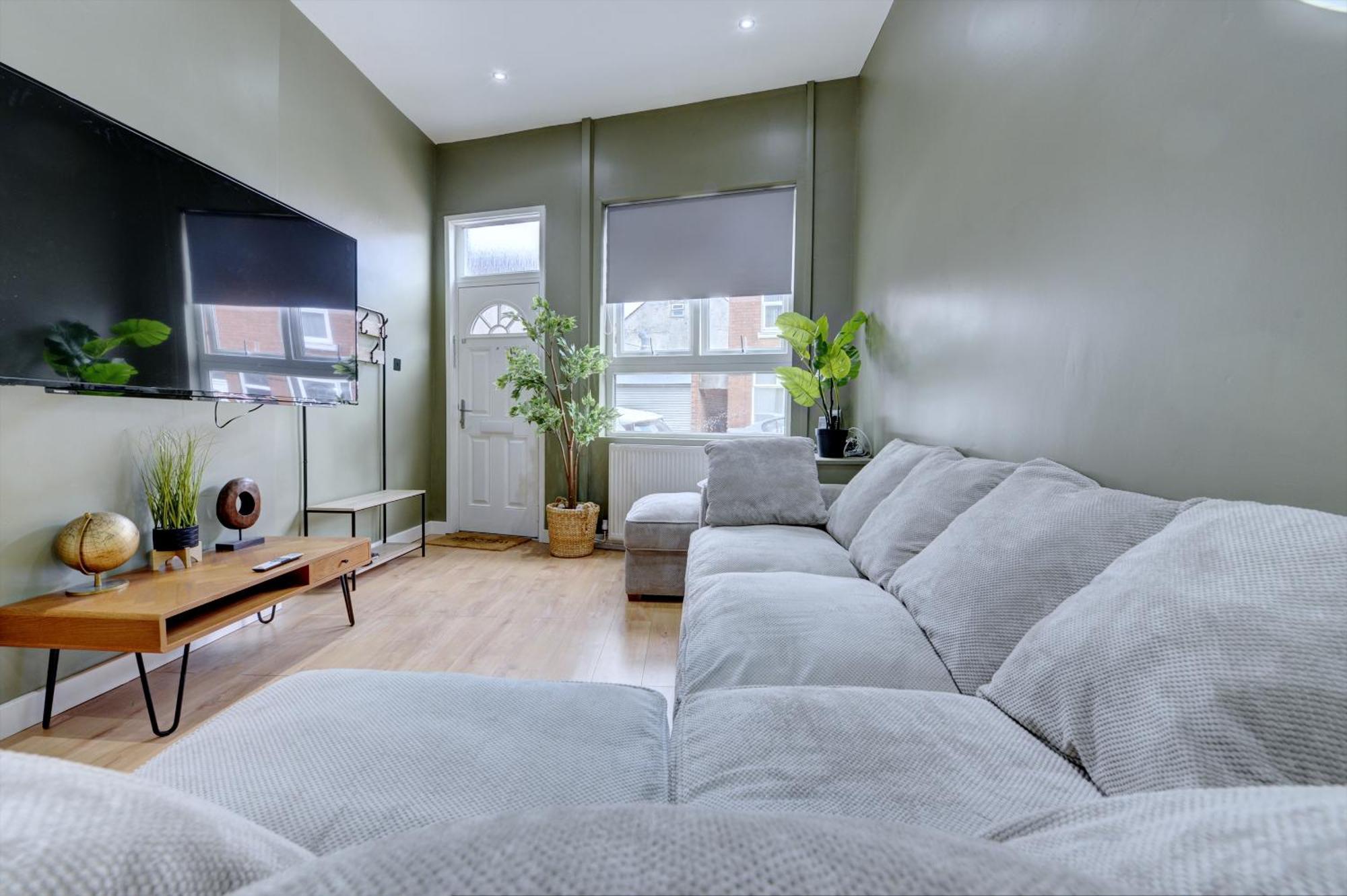 4 Bedrooms Homely House With Garden- Sleeps 9 Comfortably With 6 Comfortable Beds, Free Street Parking, Business Travellers, Contractors, & Holiday-Goers, Coventry, Near All Major Transport Links In Coventry And Motorway Екстер'єр фото