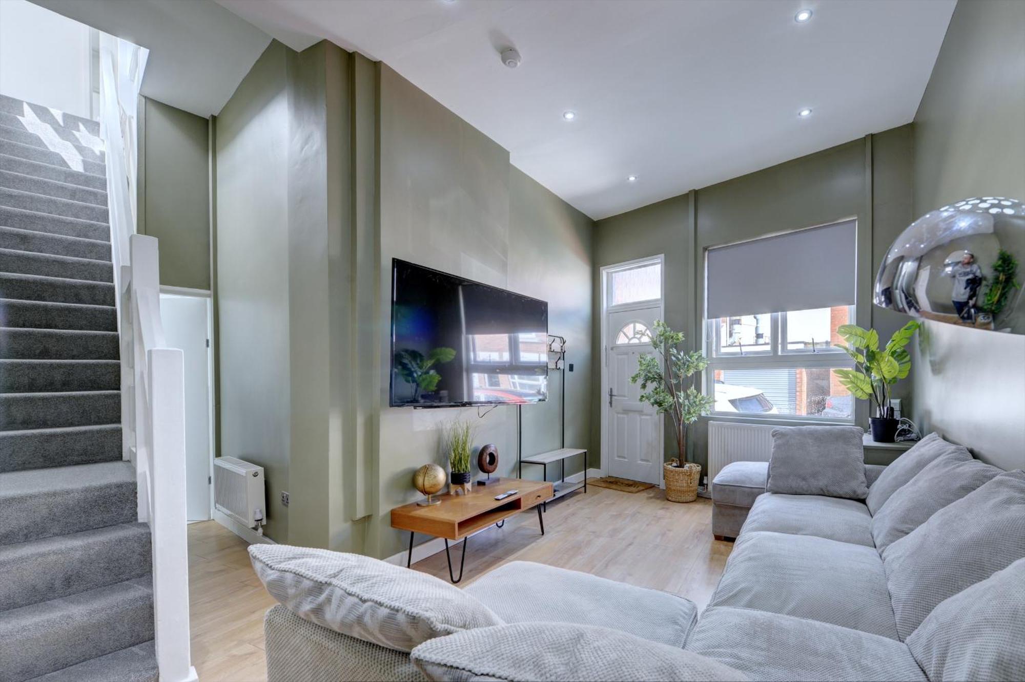 4 Bedrooms Homely House With Garden- Sleeps 9 Comfortably With 6 Comfortable Beds, Free Street Parking, Business Travellers, Contractors, & Holiday-Goers, Coventry, Near All Major Transport Links In Coventry And Motorway Екстер'єр фото