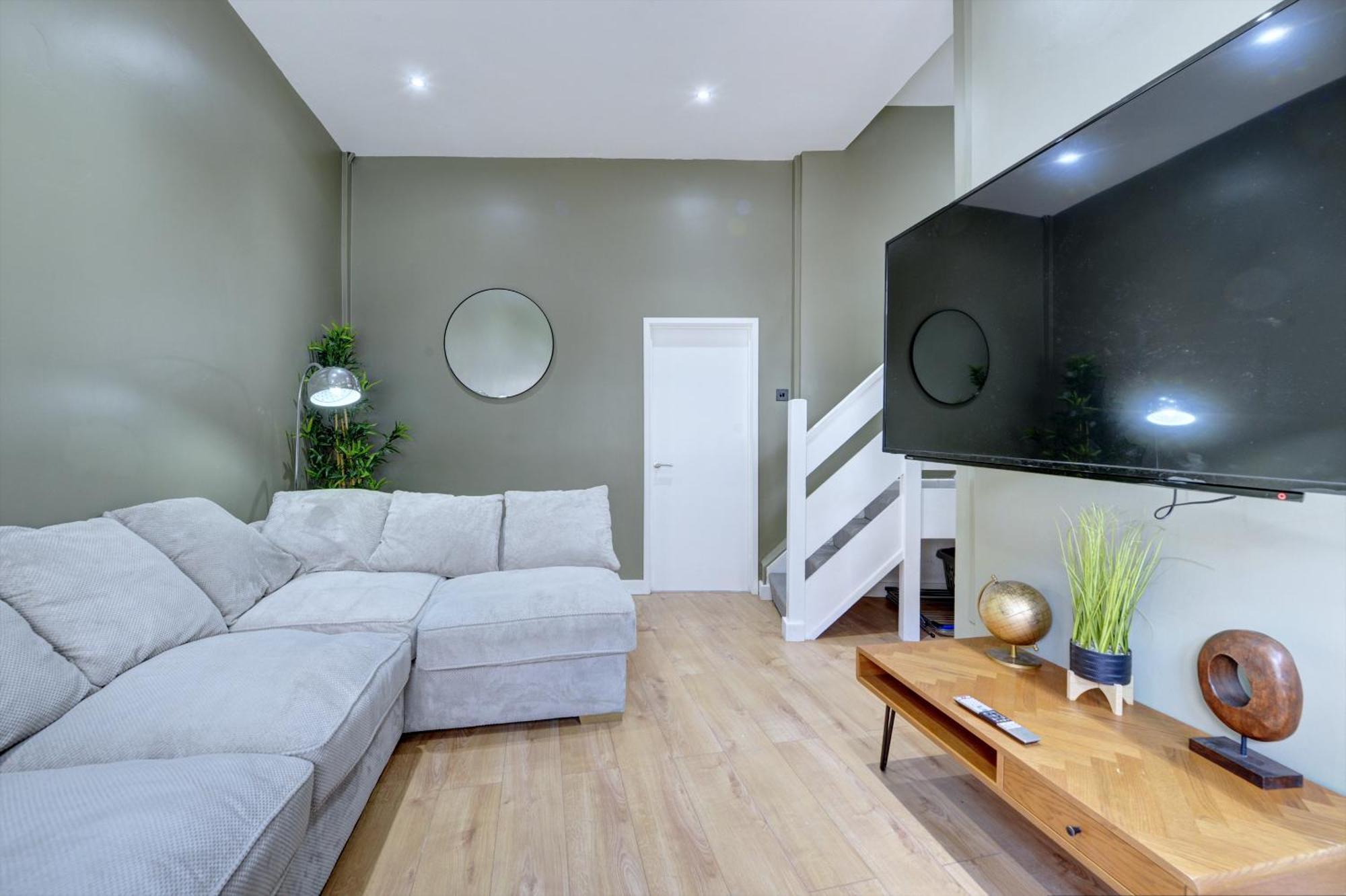 4 Bedrooms Homely House With Garden- Sleeps 9 Comfortably With 6 Comfortable Beds, Free Street Parking, Business Travellers, Contractors, & Holiday-Goers, Coventry, Near All Major Transport Links In Coventry And Motorway Екстер'єр фото