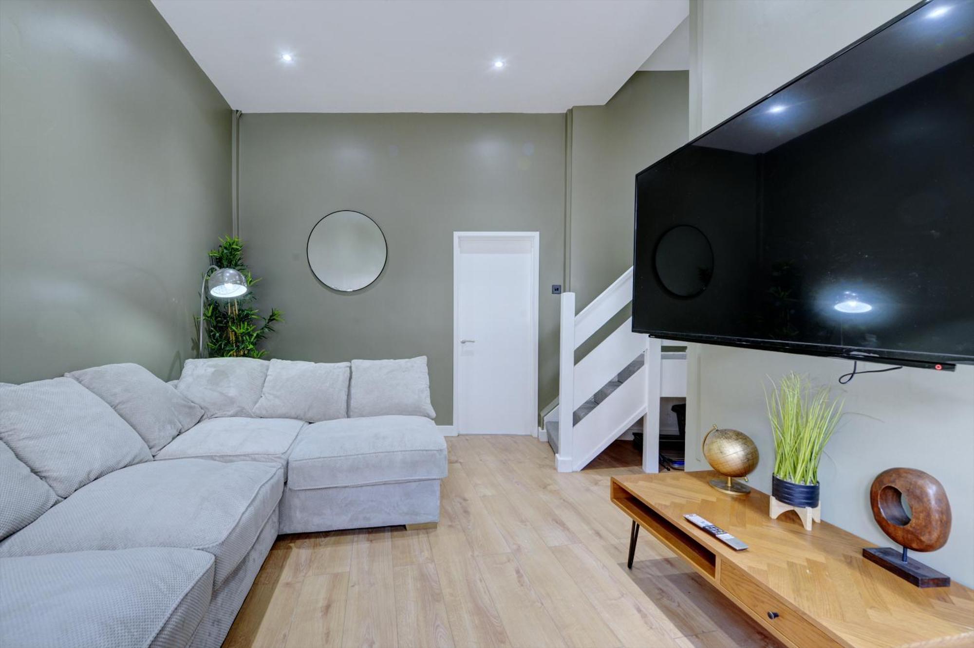 4 Bedrooms Homely House With Garden- Sleeps 9 Comfortably With 6 Comfortable Beds, Free Street Parking, Business Travellers, Contractors, & Holiday-Goers, Coventry, Near All Major Transport Links In Coventry And Motorway Екстер'єр фото