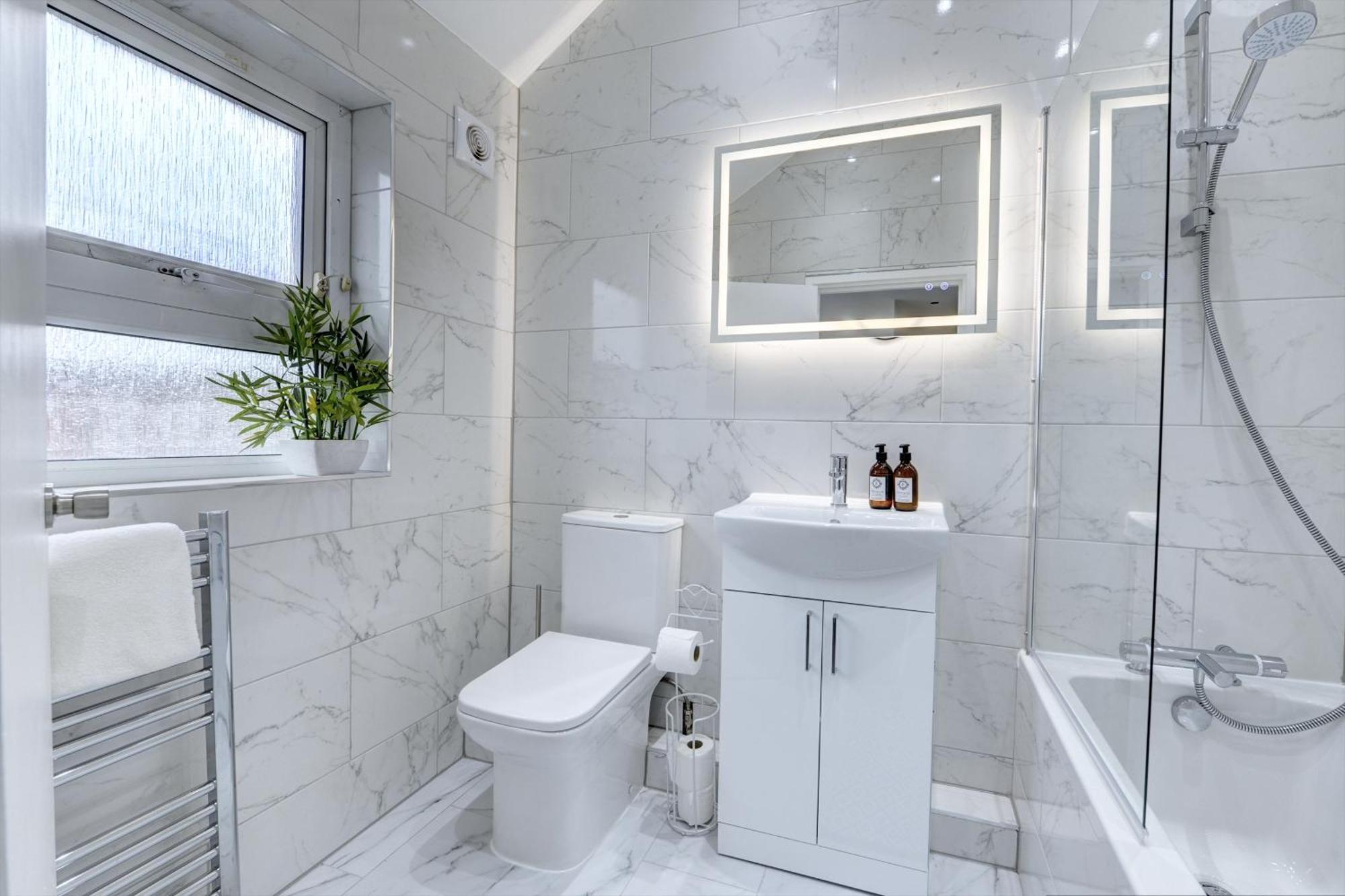 4 Bedrooms Homely House With Garden- Sleeps 9 Comfortably With 6 Comfortable Beds, Free Street Parking, Business Travellers, Contractors, & Holiday-Goers, Coventry, Near All Major Transport Links In Coventry And Motorway Екстер'єр фото