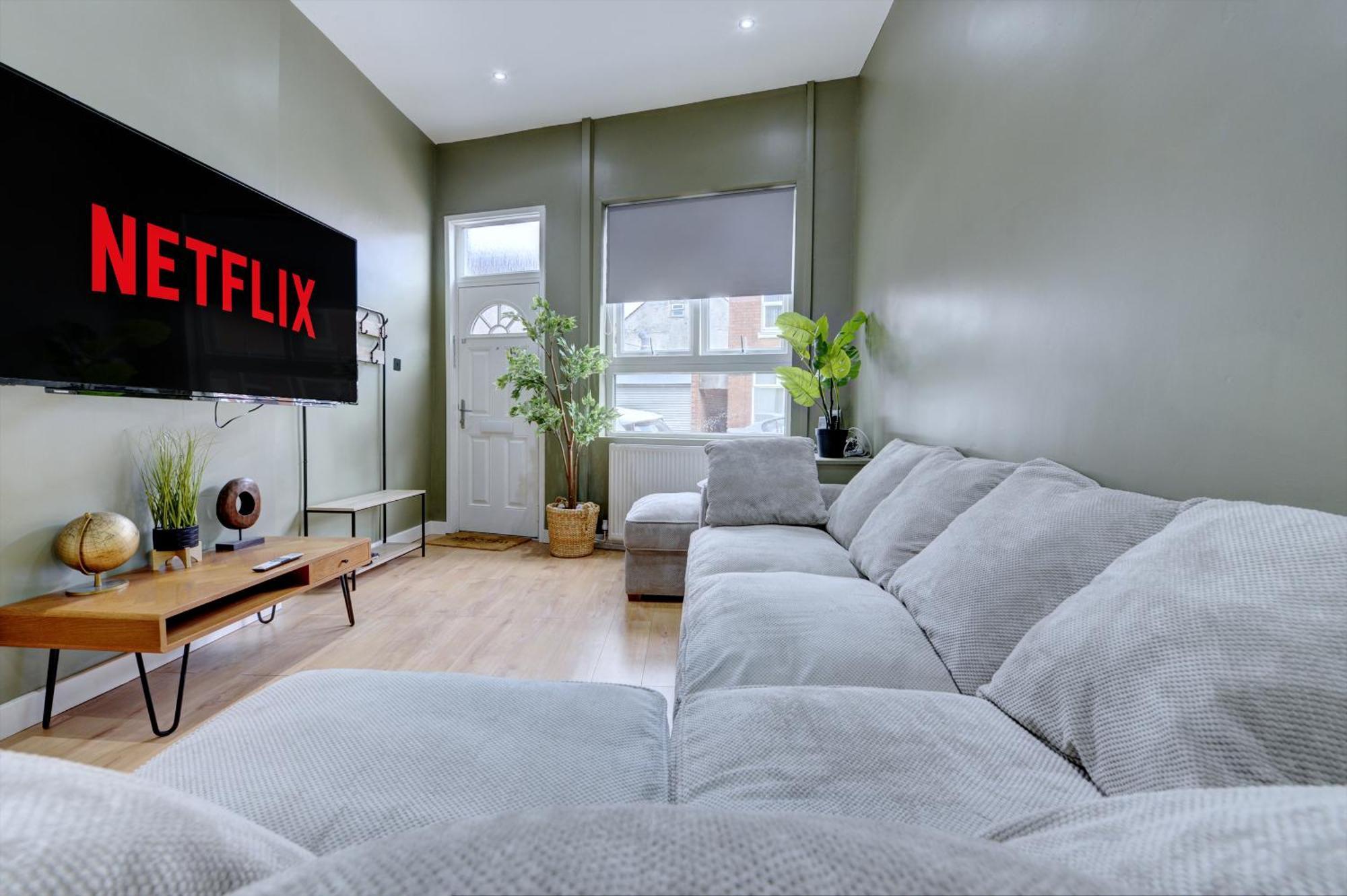4 Bedrooms Homely House With Garden- Sleeps 9 Comfortably With 6 Comfortable Beds, Free Street Parking, Business Travellers, Contractors, & Holiday-Goers, Coventry, Near All Major Transport Links In Coventry And Motorway Екстер'єр фото