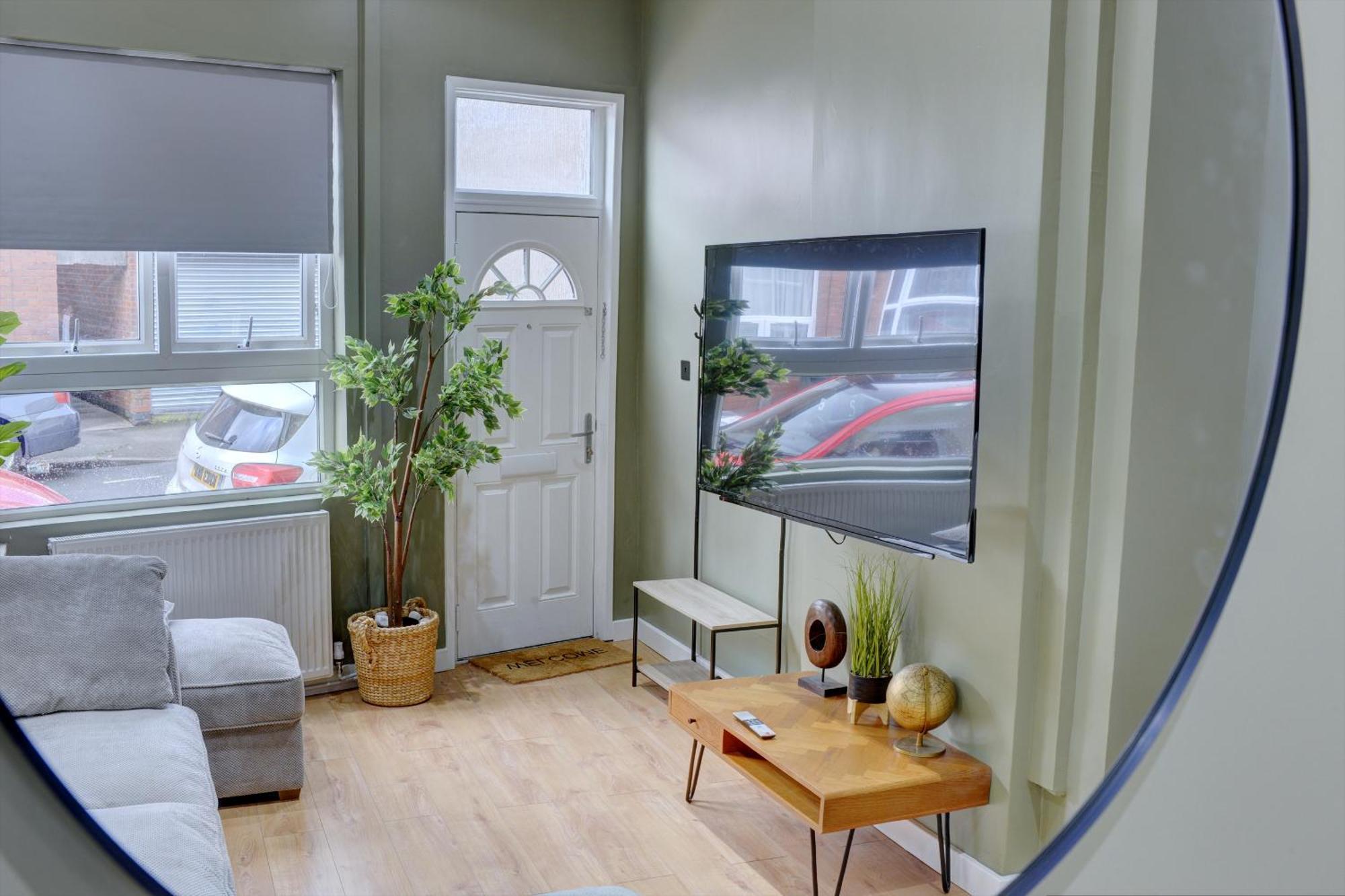 4 Bedrooms Homely House With Garden- Sleeps 9 Comfortably With 6 Comfortable Beds, Free Street Parking, Business Travellers, Contractors, & Holiday-Goers, Coventry, Near All Major Transport Links In Coventry And Motorway Екстер'єр фото