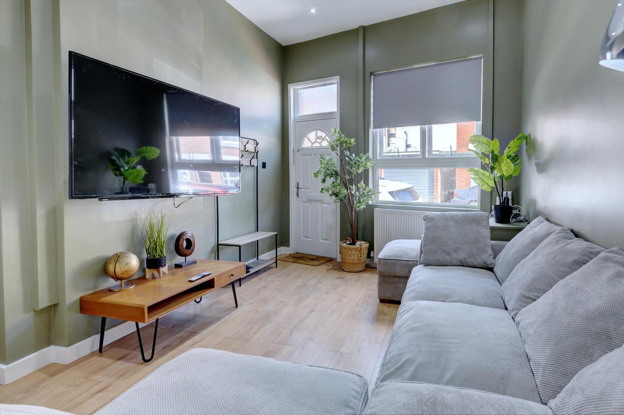 4 Bedrooms Homely House With Garden- Sleeps 9 Comfortably With 6 Comfortable Beds, Free Street Parking, Business Travellers, Contractors, & Holiday-Goers, Coventry, Near All Major Transport Links In Coventry And Motorway Екстер'єр фото