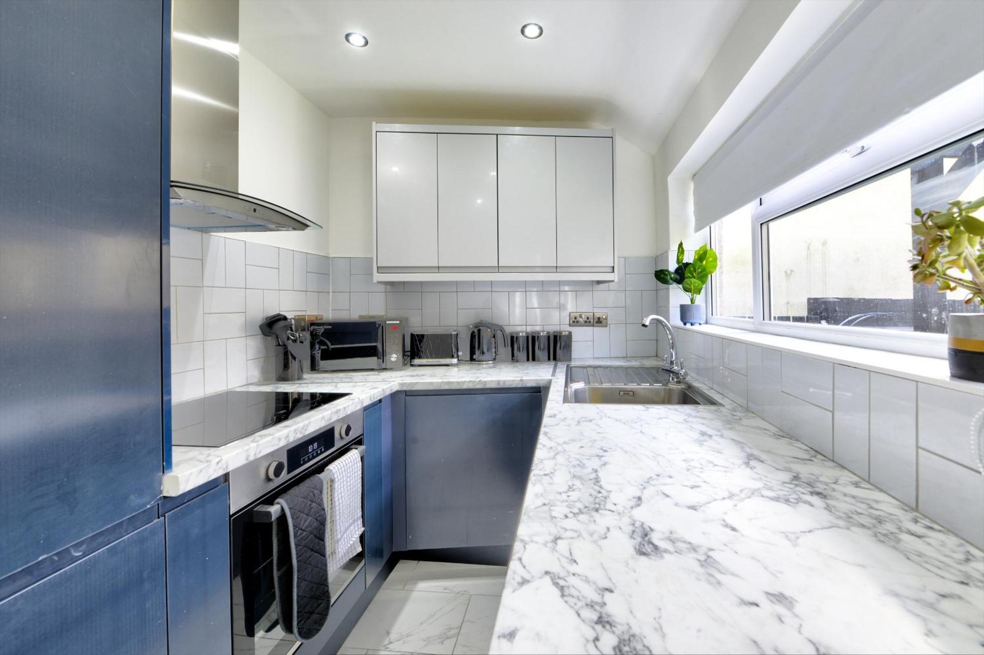 4 Bedrooms Homely House With Garden- Sleeps 9 Comfortably With 6 Comfortable Beds, Free Street Parking, Business Travellers, Contractors, & Holiday-Goers, Coventry, Near All Major Transport Links In Coventry And Motorway Екстер'єр фото