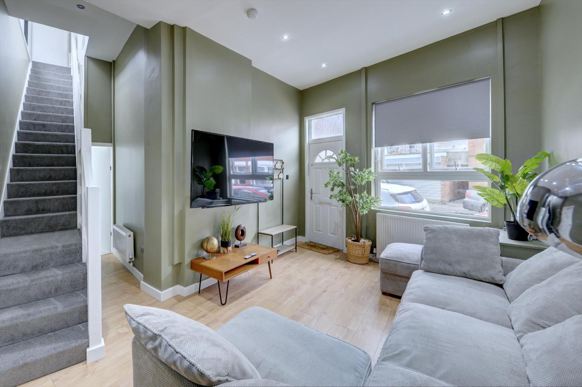 4 Bedrooms Homely House With Garden- Sleeps 9 Comfortably With 6 Comfortable Beds, Free Street Parking, Business Travellers, Contractors, & Holiday-Goers, Coventry, Near All Major Transport Links In Coventry And Motorway Екстер'єр фото